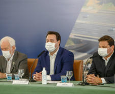 O governador Carlos Massa Ratinho Junior anunciou nesta quarta-feira (16) um programa de obras de infraestrutura que soma R$ 4 bilhões. Os projetos envolvem melhorias e modernização de rodovias, estradas rurais em todas as regiões do Paraná, além de um grande investimento no Litoral do Estado e na segurança pública.Foto Gilson Abreu/AEN