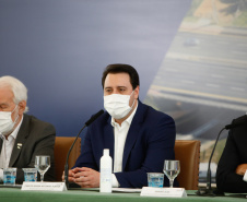 O governador Carlos Massa Ratinho Junior anunciou nesta quarta-feira (16) um programa de obras de infraestrutura que soma R$ 4 bilhões. Os projetos envolvem melhorias e modernização de rodovias, estradas rurais em todas as regiões do Paraná, além de um grande investimento no Litoral do Estado e na segurança pública.Foto Gilson Abreu/AEN