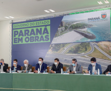 O governador Carlos Massa Ratinho Junior anunciou nesta quarta-feira (16) um programa de obras de infraestrutura que soma R$ 4 bilhões. Os projetos envolvem melhorias e modernização de rodovias, estradas rurais em todas as regiões do Paraná, além de um grande investimento no Litoral do Estado e na segurança pública.Foto Gilson Abreu/AEN