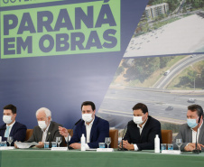 O governador Carlos Massa Ratinho Junior anunciou nesta quarta-feira (16) um programa de obras de infraestrutura que soma R$ 4 bilhões. Os projetos envolvem melhorias e modernização de rodovias, estradas rurais em todas as regiões do Paraná, além de um grande investimento no Litoral do Estado e na segurança pública.Foto Gilson Abreu/AEN