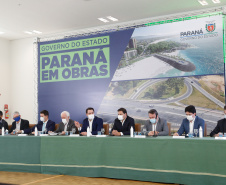 O governador Carlos Massa Ratinho Junior anunciou nesta quarta-feira (16) um programa de obras de infraestrutura que soma R$ 4 bilhões. Os projetos envolvem melhorias e modernização de rodovias, estradas rurais em todas as regiões do Paraná, além de um grande investimento no Litoral do Estado e na segurança pública.Foto Gilson Abreu/AEN