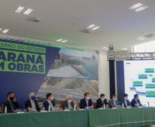 O governador Carlos Massa Ratinho Junior anunciou nesta quarta-feira (16) um programa de obras de infraestrutura que soma R$ 4 bilhões. Os projetos envolvem melhorias e modernização de rodovias, estradas rurais em todas as regiões do Paraná, além de um grande investimento no Litoral do Estado e na segurança pública.Foto Gilson Abreu/AEN