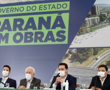 O governador Carlos Massa Ratinho Junior anunciou nesta quarta-feira (16) um programa de obras de infraestrutura que soma R$ 4 bilhões. Os projetos envolvem melhorias e modernização de rodovias, estradas rurais em todas as regiões do Paraná, além de um grande investimento no Litoral do Estado e na segurança pública.Foto Gilson Abreu/AEN