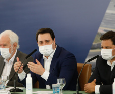 O governador Carlos Massa Ratinho Junior anunciou nesta quarta-feira (16) um programa de obras de infraestrutura que soma R$ 4 bilhões. Os projetos envolvem melhorias e modernização de rodovias, estradas rurais em todas as regiões do Paraná, além de um grande investimento no Litoral do Estado e na segurança pública.Foto Gilson Abreu/AEN