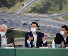 O governador Carlos Massa Ratinho Junior anunciou nesta quarta-feira (16) um programa de obras de infraestrutura que soma R$ 4 bilhões. Os projetos envolvem melhorias e modernização de rodovias, estradas rurais em todas as regiões do Paraná, além de um grande investimento no Litoral do Estado e na segurança pública.Foto Gilson Abreu/AEN
