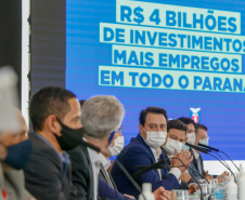 O governador Carlos Massa Ratinho Junior anunciou nesta quarta-feira (16) um programa de obras de infraestrutura que soma R$ 4 bilhões. Os projetos envolvem melhorias e modernização de rodovias, estradas rurais em todas as regiões do Paraná, além de um grande investimento no Litoral do Estado e na segurança pública.Foto Gilson Abreu/AEN