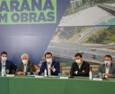 O governador Carlos Massa Ratinho Junior anunciou nesta quarta-feira (16) um programa de obras de infraestrutura que soma R$ 4 bilhões. Os projetos envolvem melhorias e modernização de rodovias, estradas rurais em todas as regiões do Paraná, além de um grande investimento no Litoral do Estado e na segurança pública.Foto Gilson Abreu/AEN