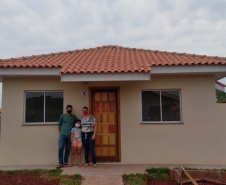 Famílias de Ampére recebem chaves da casa própria. Foto: Cohapar