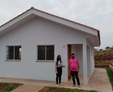 Famílias de Ampére recebem chaves da casa própria. Foto: Cohapar