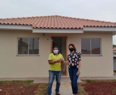 Famílias de Ampére recebem chaves da casa própria. Foto: Cohapar