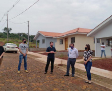Famílias de Ampére recebem chaves da casa própria. Foto: Cohapar