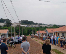Famílias de Ampére recebem chaves da casa própria. Foto: Cohapar