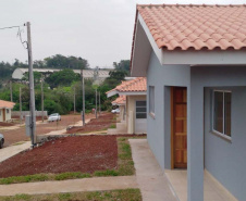 Famílias de Ampére recebem chaves da casa própria. Foto: Cohapar