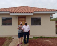 Famílias de Ampére recebem chaves da casa própria. Foto: Cohapar