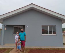 Famílias de Ampére recebem chaves da casa própria. Foto: Cohapar