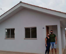 Famílias de Ampére recebem chaves da casa própria. Foto: Cohapar