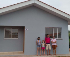 Famílias de Ampére recebem chaves da casa própria. Foto: Cohapar