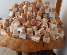 Alunos indígenas produzem o próprio sabão para prevenir Covid-19. Foto:SEED