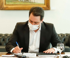 O governador Carlos Massa Ratinho Junior sancionou na última sexta-feira (18) um projeto de lei (542/2020) que autoriza o Poder Executivo a receber R$ 5,09 milhões do Banco Nacional de Desenvolvimento Econômico e Social (BNDES) para fomento do uso pedagógico de tecnologias digitais na educação. Os recursos serão aplicados em colégios de Guarapuava e Campo Mourão.