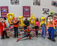 Nesta segunda-feira, 21, a Celepar fez a entrega dos brinquedos, para a Defesa Civil e para a Superintendência de Ação Solidária, arrecadados para a campanha Paraná Piá, foram mais de 1.200 doações feitas pelos colaboradores da companhia durante a semana em que o padrinho foi o presidente, Leandro Moura. A campanha continua até o dia 4 de outubro e quem quiser doar pode deixar os brinquedos em uma caixa de coleta na recepção da Celepar.
Foto: Valdelino Pontes
