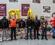 Nesta segunda-feira, 21, a Celepar fez a entrega dos brinquedos, para a Defesa Civil e para a Superintendência de Ação Solidária, arrecadados para a campanha Paraná Piá, foram mais de 1.200 doações feitas pelos colaboradores da companhia durante a semana em que o padrinho foi o presidente, Leandro Moura. A campanha continua até o dia 4 de outubro e quem quiser doar pode deixar os brinquedos em uma caixa de coleta na recepção da Celepar.
Foto: Valdelino Pontes