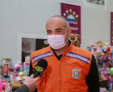 Nesta segunda-feira, 21, a Celepar fez a entrega dos brinquedos, para a Defesa Civil e para a Superintendência de Ação Solidária, arrecadados para a campanha Paraná Piá, foram mais de 1.200 doações feitas pelos colaboradores da companhia durante a semana em que o padrinho foi o presidente, Leandro Moura. A campanha continua até o dia 4 de outubro e quem quiser doar pode deixar os brinquedos em uma caixa de coleta na recepção da Celepar.
Foto: Valdelino Pontes