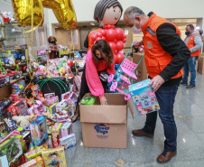 Nesta segunda-feira, 21, a Celepar fez a entrega dos brinquedos, para a Defesa Civil e para a Superintendência de Ação Solidária, arrecadados para a campanha Paraná Piá, foram mais de 1.200 doações feitas pelos colaboradores da companhia durante a semana em que o padrinho foi o presidente, Leandro Moura. A campanha continua até o dia 4 de outubro e quem quiser doar pode deixar os brinquedos em uma caixa de coleta na recepção da Celepar.
Foto: Valdelino Pontes