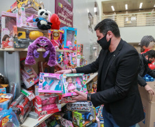 Nesta segunda-feira, 21, a Celepar fez a entrega dos brinquedos, para a Defesa Civil e para a Superintendência de Ação Solidária, arrecadados para a campanha Paraná Piá, foram mais de 1.200 doações feitas pelos colaboradores da companhia durante a semana em que o padrinho foi o presidente, Leandro Moura. A campanha continua até o dia 4 de outubro e quem quiser doar pode deixar os brinquedos em uma caixa de coleta na recepção da Celepar.
Foto: Valdelino Pontes