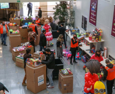 Nesta segunda-feira, 21, a Celepar fez a entrega dos brinquedos, para a Defesa Civil e para a Superintendência de Ação Solidária, arrecadados para a campanha Paraná Piá, foram mais de 1.200 doações feitas pelos colaboradores da companhia durante a semana em que o padrinho foi o presidente, Leandro Moura. A campanha continua até o dia 4 de outubro e quem quiser doar pode deixar os brinquedos em uma caixa de coleta na recepção da Celepar.
Foto: Valdelino Pontes