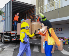 Nesta segunda-feira, 21, a Celepar fez a entrega dos brinquedos, para a Defesa Civil e para a Superintendência de Ação Solidária, arrecadados para a campanha Paraná Piá, foram mais de 1.200 doações feitas pelos colaboradores da companhia durante a semana em que o padrinho foi o presidente, Leandro Moura. A campanha continua até o dia 4 de outubro e quem quiser doar pode deixar os brinquedos em uma caixa de coleta na recepção da Celepar.
Foto: Valdelino Pontes