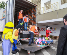Nesta segunda-feira, 21, a Celepar fez a entrega dos brinquedos, para a Defesa Civil e para a Superintendência de Ação Solidária, arrecadados para a campanha Paraná Piá, foram mais de 1.200 doações feitas pelos colaboradores da companhia durante a semana em que o padrinho foi o presidente, Leandro Moura. A campanha continua até o dia 4 de outubro e quem quiser doar pode deixar os brinquedos em uma caixa de coleta na recepção da Celepar.
Foto: Valdelino Pontes