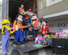 Nesta segunda-feira, 21, a Celepar fez a entrega dos brinquedos, para a Defesa Civil e para a Superintendência de Ação Solidária, arrecadados para a campanha Paraná Piá, foram mais de 1.200 doações feitas pelos colaboradores da companhia durante a semana em que o padrinho foi o presidente, Leandro Moura. A campanha continua até o dia 4 de outubro e quem quiser doar pode deixar os brinquedos em uma caixa de coleta na recepção da Celepar.
Foto: Valdelino Pontes