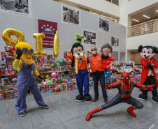 Nesta segunda-feira, 21, a Celepar fez a entrega dos brinquedos, para a Defesa Civil e para a Superintendência de Ação Solidária, arrecadados para a campanha Paraná Piá, foram mais de 1.200 doações feitas pelos colaboradores da companhia durante a semana em que o padrinho foi o presidente, Leandro Moura. A campanha continua até o dia 4 de outubro e quem quiser doar pode deixar os brinquedos em uma caixa de coleta na recepção da Celepar.
Foto: Valdelino Pontes
