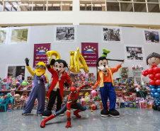 Nesta segunda-feira, 21, a Celepar fez a entrega dos brinquedos, para a Defesa Civil e para a Superintendência de Ação Solidária, arrecadados para a campanha Paraná Piá, foram mais de 1.200 doações feitas pelos colaboradores da companhia durante a semana em que o padrinho foi o presidente, Leandro Moura. A campanha continua até o dia 4 de outubro e quem quiser doar pode deixar os brinquedos em uma caixa de coleta na recepção da Celepar.
Foto: Valdelino Pontes