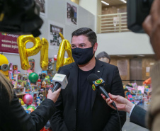 Nesta segunda-feira, 21, a Celepar fez a entrega dos brinquedos, para a Defesa Civil e para a Superintendência de Ação Solidária, arrecadados para a campanha Paraná Piá, foram mais de 1.200 doações feitas pelos colaboradores da companhia durante a semana em que o padrinho foi o presidente, Leandro Moura. A campanha continua até o dia 4 de outubro e quem quiser doar pode deixar os brinquedos em uma caixa de coleta na recepção da Celepar.
Foto: Valdelino Pontes