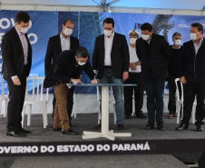 O governador Carlos Massa Ratinho Júnior inaugura nesta terça-feira (22),  o novo berço 201, no Porto de Paranaguá. Com investimentos de R$ 201,7 milhões, a ampliação do cais vai aumentar em 140% a capacidade atual de movimentação e autoriza a contratação do projeto para obras de derrocamento submarino do maciço rochoso conhecido como Palanganas. A remoção permitirá o aprofundamento do canal de acesso ao porto em até 14,60 metros. Paranagua, 22/09/2020 - Foto: Geraldo Bubniak/AEN