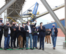 O governador Carlos Massa Ratinho Júnior inaugura nesta terça-feira (22),  o novo berço 201, no Porto de Paranaguá. Com investimentos de R$ 201,7 milhões, a ampliação do cais vai aumentar em 140% a capacidade atual de movimentação e autoriza a contratação do projeto para obras de derrocamento submarino do maciço rochoso conhecido como Palanganas. A remoção permitirá o aprofundamento do canal de acesso ao porto em até 14,60 metros. Paranagua, 22/09/2020 - Foto: Geraldo Bubniak/AEN