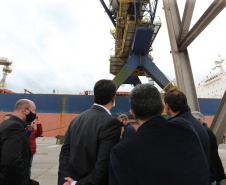 O governador Carlos Massa Ratinho Júnior inaugura nesta terça-feira (22),  o novo berço 201, no Porto de Paranaguá. Com investimentos de R$ 201,7 milhões, a ampliação do cais vai aumentar em 140% a capacidade atual de movimentação e autoriza a contratação do projeto para obras de derrocamento submarino do maciço rochoso conhecido como Palanganas. A remoção permitirá o aprofundamento do canal de acesso ao porto em até 14,60 metros. Paranagua, 22/09/2020 - Foto: Geraldo Bubniak/AEN