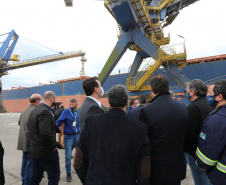 O governador Carlos Massa Ratinho Júnior inaugura nesta terça-feira (22),  o novo berço 201, no Porto de Paranaguá. Com investimentos de R$ 201,7 milhões, a ampliação do cais vai aumentar em 140% a capacidade atual de movimentação e autoriza a contratação do projeto para obras de derrocamento submarino do maciço rochoso conhecido como Palanganas. A remoção permitirá o aprofundamento do canal de acesso ao porto em até 14,60 metros. Paranagua, 22/09/2020 - Foto: Geraldo Bubniak/AEN