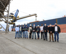 O governador Carlos Massa Ratinho Júnior inaugura nesta terça-feira (22),  o novo berço 201, no Porto de Paranaguá. Com investimentos de R$ 201,7 milhões, a ampliação do cais vai aumentar em 140% a capacidade atual de movimentação e autoriza a contratação do projeto para obras de derrocamento submarino do maciço rochoso conhecido como Palanganas. A remoção permitirá o aprofundamento do canal de acesso ao porto em até 14,60 metros. Paranagua, 22/09/2020 - Foto: Geraldo Bubniak/AEN