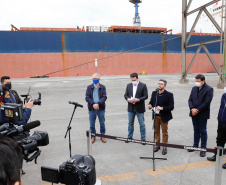 O governador Carlos Massa Ratinho Junior inaugurou nesta terça-feira (21) a obra de ampliação do cais do Porto de Paranaguá, no Litoral do Estado. O berço 201 foi modernizado e o cais de atracação foi prolongado em 100 metros. Os investimentos da empresa pública Portos do Paraná somam R$ 201,7 milhões e vão aumentar em 140% a capacidade atual de movimentação de cargas.