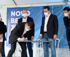 O governador Carlos Massa Ratinho Junior inaugurou nesta terça-feira (21) a obra de ampliação do cais do Porto de Paranaguá, no Litoral do Estado. O berço 201 foi modernizado e o cais de atracação foi prolongado em 100 metros. Os investimentos da empresa pública Portos do Paraná somam R$ 201,7 milhões e vão aumentar em 140% a capacidade atual de movimentação de cargas.