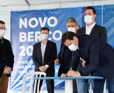 O governador Carlos Massa Ratinho Junior inaugurou nesta terça-feira (21) a obra de ampliação do cais do Porto de Paranaguá, no Litoral do Estado. O berço 201 foi modernizado e o cais de atracação foi prolongado em 100 metros. Os investimentos da empresa pública Portos do Paraná somam R$ 201,7 milhões e vão aumentar em 140% a capacidade atual de movimentação de cargas.