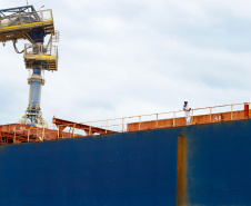 O governador Carlos Massa Ratinho Junior inaugurou nesta terça-feira (21) a obra de ampliação do cais do Porto de Paranaguá, no Litoral do Estado. O berço 201 foi modernizado e o cais de atracação foi prolongado em 100 metros. Os investimentos da empresa pública Portos do Paraná somam R$ 201,7 milhões e vão aumentar em 140% a capacidade atual de movimentação de cargas.