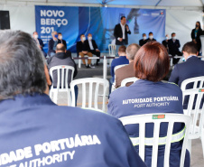O governador Carlos Massa Ratinho Junior inaugurou nesta terça-feira (21) a obra de ampliação do cais do Porto de Paranaguá, no Litoral do Estado. O berço 201 foi modernizado e o cais de atracação foi prolongado em 100 metros. Os investimentos da empresa pública Portos do Paraná somam R$ 201,7 milhões e vão aumentar em 140% a capacidade atual de movimentação de cargas.