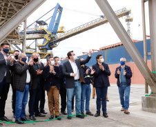 O governador Carlos Massa Ratinho Junior inaugurou nesta terça-feira (21) a obra de ampliação do cais do Porto de Paranaguá, no Litoral do Estado. O berço 201 foi modernizado e o cais de atracação foi prolongado em 100 metros. Os investimentos da empresa pública Portos do Paraná somam R$ 201,7 milhões e vão aumentar em 140% a capacidade atual de movimentação de cargas.