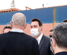 O governador Carlos Massa Ratinho Junior inaugurou nesta terça-feira (21) a obra de ampliação do cais do Porto de Paranaguá, no Litoral do Estado. O berço 201 foi modernizado e o cais de atracação foi prolongado em 100 metros. Os investimentos da empresa pública Portos do Paraná somam R$ 201,7 milhões e vão aumentar em 140% a capacidade atual de movimentação de cargas.