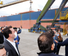 O governador Carlos Massa Ratinho Junior inaugurou nesta terça-feira (21) a obra de ampliação do cais do Porto de Paranaguá, no Litoral do Estado. O berço 201 foi modernizado e o cais de atracação foi prolongado em 100 metros. Os investimentos da empresa pública Portos do Paraná somam R$ 201,7 milhões e vão aumentar em 140% a capacidade atual de movimentação de cargas.
