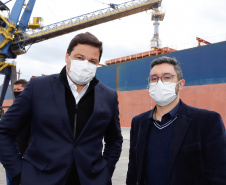 O governador Carlos Massa Ratinho Junior inaugurou nesta terça-feira (21) a obra de ampliação do cais do Porto de Paranaguá, no Litoral do Estado. O berço 201 foi modernizado e o cais de atracação foi prolongado em 100 metros. Os investimentos da empresa pública Portos do Paraná somam R$ 201,7 milhões e vão aumentar em 140% a capacidade atual de movimentação de cargas.