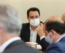 O Governador Carlos Massa Ratinho Junior assina, nesta quarta-feira (23), protocolo de investimentos com a cooperativa paranaense C.Vale representada pelo presidente Alfredo Lang.   Curitiba, 23/09/2020. Foto: Geraldo Bubniak/AEN